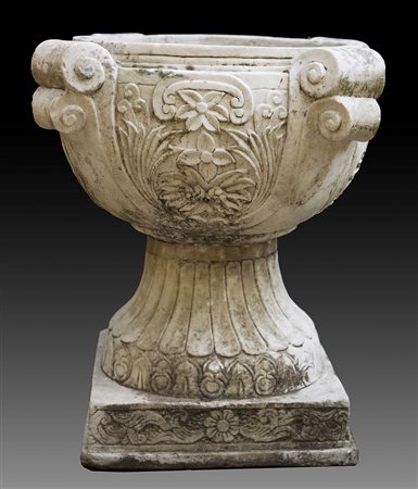 Coppia di vasi in marmo scolpiti a volute e fiori con anse a ricciolo,...