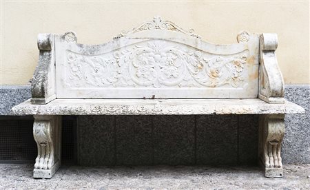 Panca in marmo bianco di Carrara con montanti sagomati. Schienale scolpito a...