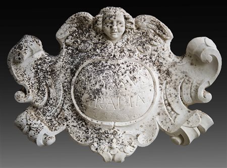 Grande fregio in marmo di forma mossa iscritto "Abyssus gratiae" e sormontato...
