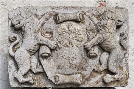 Stemma della Famiglia Chigi in pietra decorato da figure di leoni rampanti a...