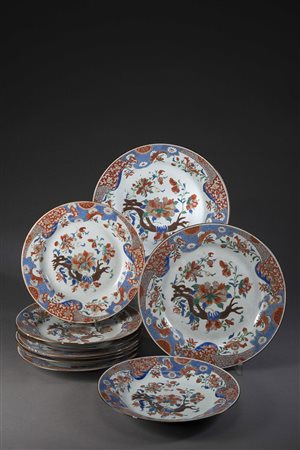 Gruppo di dieci piatti in porcellana stile Imari, decorati nei toni del...