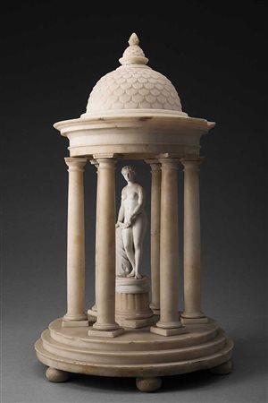 Tempietto in alabastro di forma circolare con sei colonne tornite che...
