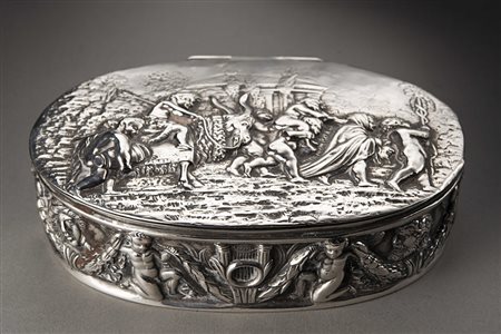 Scatola di forma ovale in argento con corpo sbalzato a figure classiche (gr...