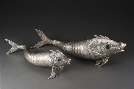 Lotto composto da due pesci con corpo segmentato snodabile in argento con...