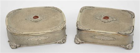 Lotto composto da due scatole in argento inciso e decorato a volute e pietre...