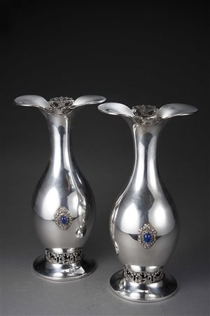 Coppia di vasi in argento di forma ovale con base a ghiera traforata e corpo...