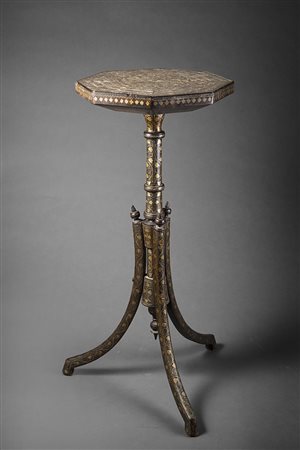 Tavolino tripode con piano di forma ottagonale con gamba centrale tornita...