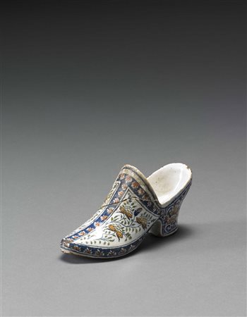 Calamaio in maiolica a forma di piccolo zoccolo decorato "alla Rouen"....
