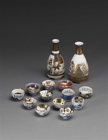 Set da sakè in porcellana composto da due bottiglie in decoro Kutani e dodici...