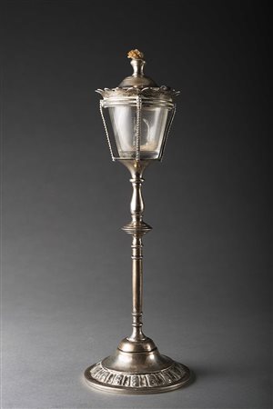 Portalumino in argento a forma di lampione con colonna tornita poggiante su...