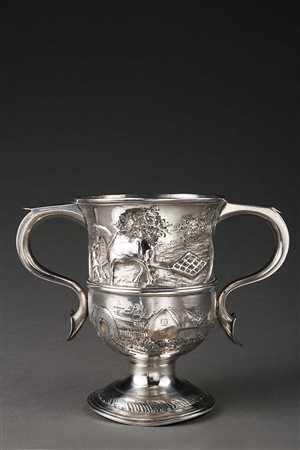 Coppa in argento sbalzato iscritta e decorata con scene rurali. Londra 1765,...
