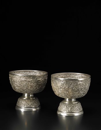 Coppia di coppe in argento finemente cesellate a motivi floreali Cambogia,...