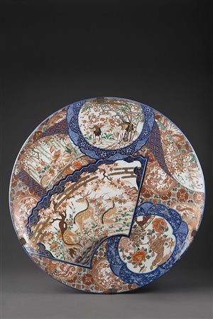 Manifattura giapponese fine sec.XIX Grande piatto in porcellana decorato in...