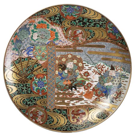 Grande piatto in porcellana decorato in policromia e doratura, con due figure...