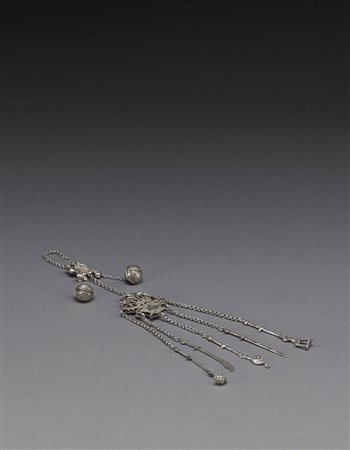 Set di netta orecchie in argento lavorato, con vari piccoli pendenti Cina,...