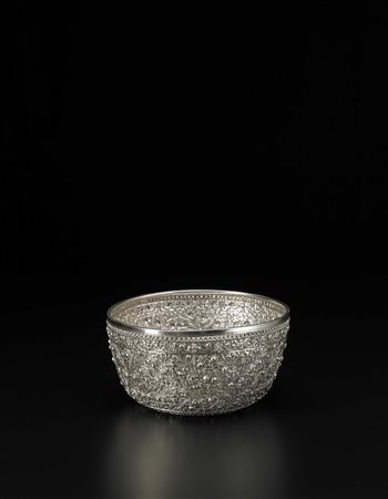 Ciotola in argento cesellato con motivi floreali Cambogia, prima metà sec. XX...