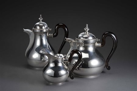Servizio da tè e caffè in argento a corpo piriforme , con pomoli a forma di...