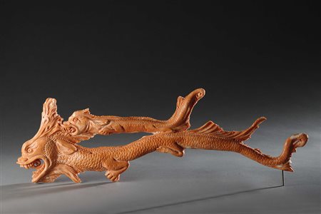 Scultura in corallo raffigurante due draghi. Sec XX. lunghezza cm 38)...