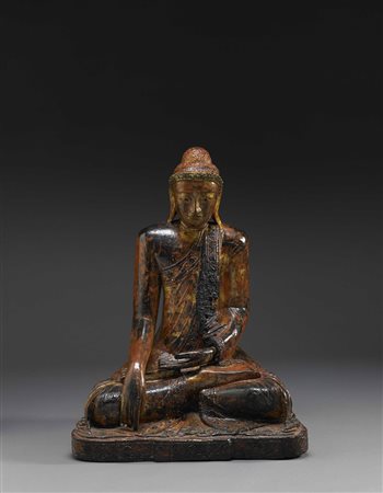 Buddha in legno intagliato e dorato, raffigurato seduto a gambe incrociate,...