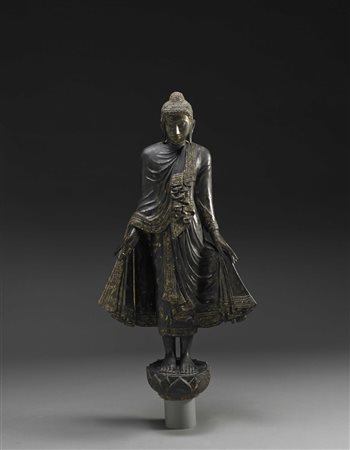 Buddha in legno intagliato e dorato, raffigurato in piedi su base a forma di...
