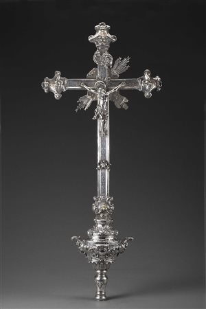 Crocefisso in argento con croce incisa a motivi vegetali e fregi in rilievo...