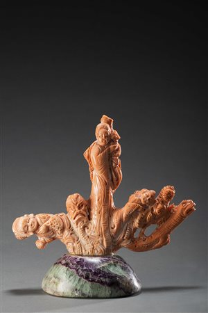 Statua in corallo raffigurante divinità con figure fantastiche e maschere, su...
