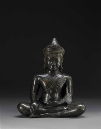 Buddha in bronzo raffigurato seduto a gambe incrociate, una corona sul capo,...