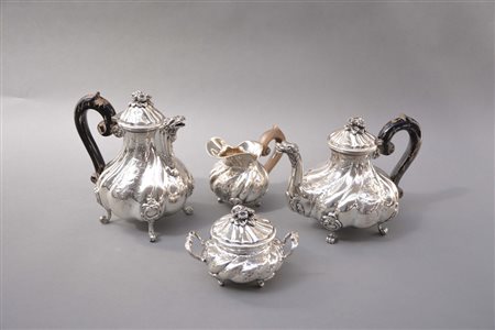 Servizio da caffè e tè in argento cesellato a volute composto da: teiera,...