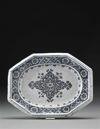 Grande piatto ottangolare ovale in maiolica in monocromia blu con decoro al...