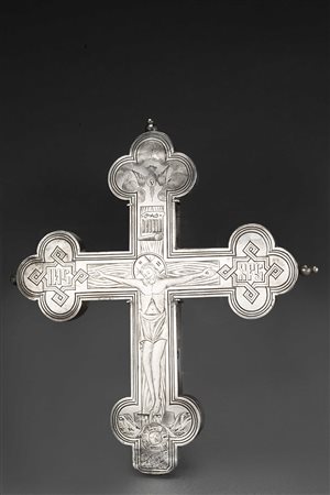Croce in argento con corpo inciso a figura del Cristo crocefisso e simboli...