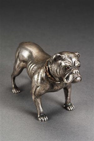 Figura in argento raffigurante un bulldog a tutto tondo con collare...