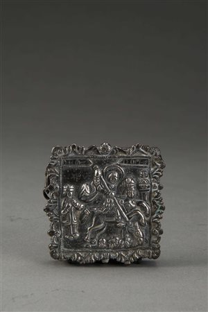 Contenitore in argento decorato in rilievo con figura di San Giorgio e il...