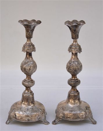 Coppia di candelieri in argento con corpo a colonna sbalzato e inciso a...