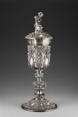 Coppa in argento interamente decorata da fregi applicati, traforati e...
