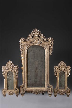 Trittico composto da una specchiera centrale e due piccole laterali in legno...