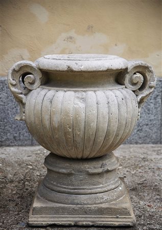 Vaso biansato in pietra serena con corpo decorato a baccellature. Anse a...