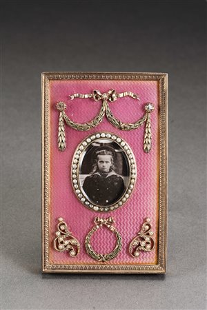 Cornice portafoto in argento dorato decorata con smalti rosa, fregi a nastri...