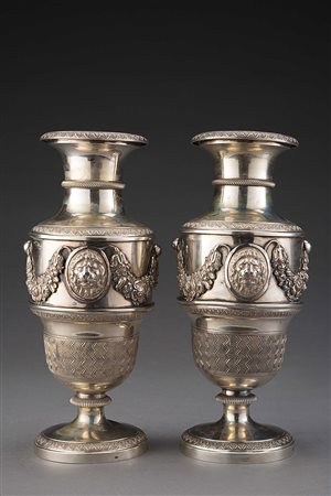 Coppia di vasi in argento con corpo e bordure cesellate e incise a motivi...