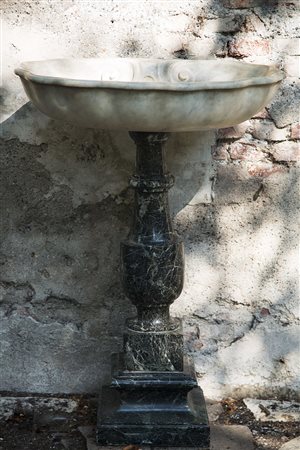 Acquasantiera in marmo con vasca a forma di conchiglia con sostegno a colonna...