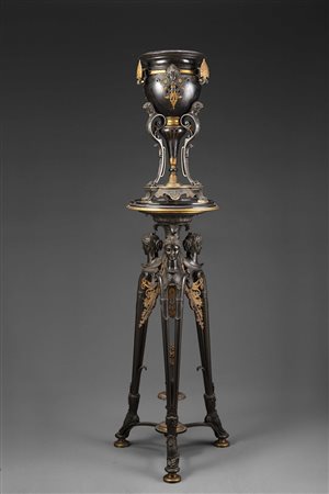 Gueridon in bronzo e marmo nero, in stile impero , con parte superiore a vaso...