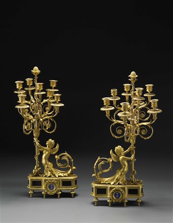 Coppia di candelabri in bronzo dorato a otto luci, fusto a figura femminile...