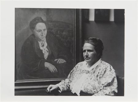 Man Ray (1890-1976) Gertrude Stein con il ritratto eseguito da...