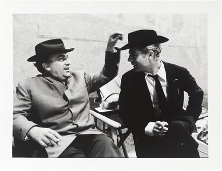 TAZIO SECCHIAROLI (1925-1988) Federico Fellini con Mastroianni sul set del...