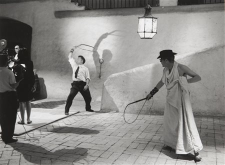 TAZIO SECCHIAROLI (1925-1988) Federico Fellini con Mastroianni sul set del...