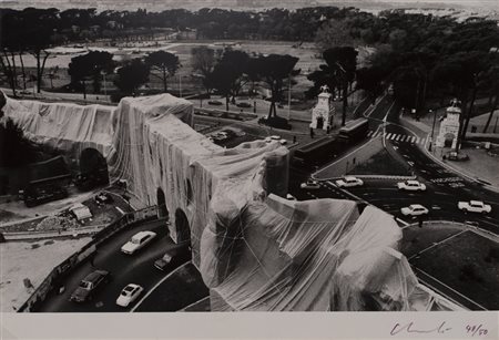 CHRISTO (1935)The Wall &ndash; Wrapped Roman Wall, 1974 Fotografia in bianco...