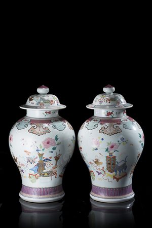 Coppia di vasi a balaustro in porcellana con coperchio, decorati in Famiglia...