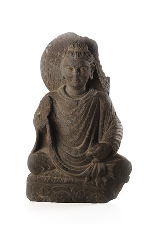 Figura in scisto grigio raffigurante un Buddha seduto con morbide vesti e...