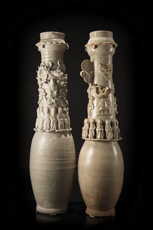 Due urne funerarie in terracotta smaltata, con decorazione a rilievo, stile...