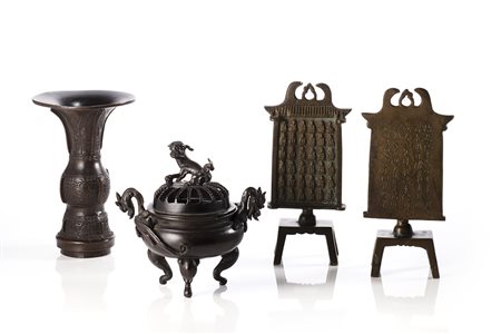 Gruppo di quattro bronzi comprendenti un piccolo vaso zun, due schermi da...