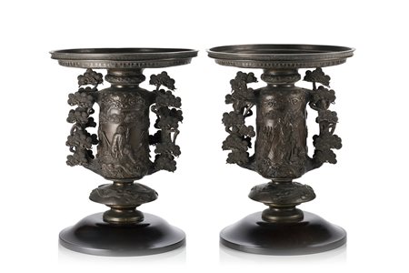 Coppia di bruciancensi in bronzo decorati in rilievo con rami fiori e dragoni...